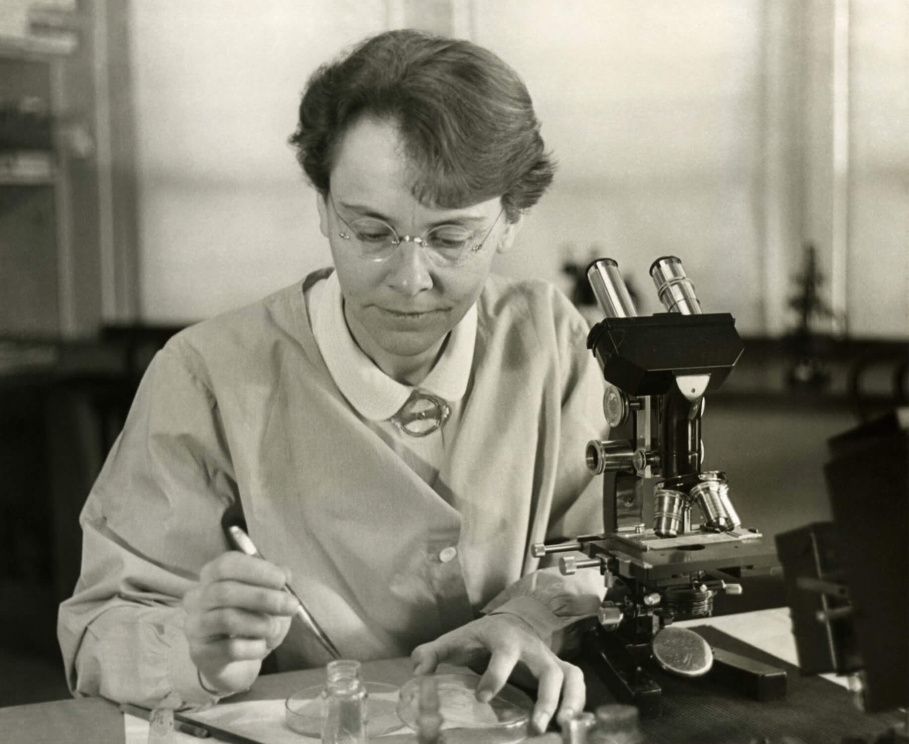 Barbara_McClintock_(1902-1992)_shown_in_her_laboratory_in_1947-2